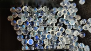 Pierre de lune arc-en-ciel naturelle 8mm forme ronde pierre semi-précieuse en vrac dos plat blanc personnalisable dans n'importe quelle taille ou forme - Product Image 6