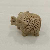 Statue d'éléphant en marbre vert artisanal, tronc levé, style filigrane animalier, sculpture décorative en pierre avec design sous-coupé élégant