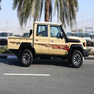 Toyota Land Cruiser Serie 79 LX 2025 de Alto Rendimiento, Doble Cabina, 4x4, con Faros LED Color Crema y Neumáticos R20 en Venta - Product Image 1