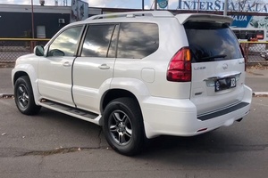 รถยนต์ SUV GX470 สีขาว ปี 2018-2026 มือสอง พร้อมแร็คหลังคาสีดำ และยางออฟโรด 8 ที่นั่ง เกียร์อัตโนมัติ ภายในตกแต่งด้วยหนัง ขาย - Product Image 3