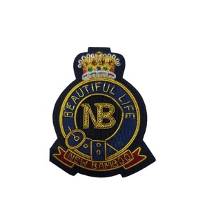 Insignes Wok brodés à la main Emblèmes en polyester avec fil métallique pour étiquettes de vêtement utilisant des techniques tissées - Product Image 1