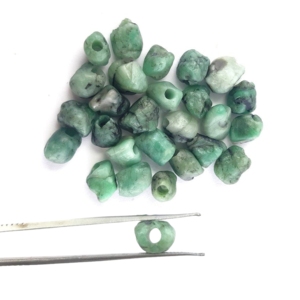 Piedras preciosas sueltas perforadas de Esmeralda cruda natural para la fabricación de joyas Tamaños de 8-10mm personalizables - Product Image 1