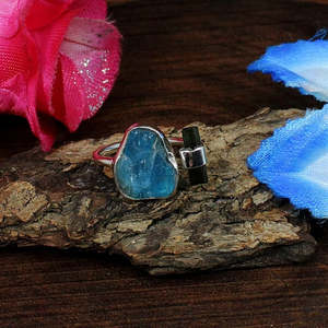 Vente en gros de bague en argent sterling avec apatite au néon et tourmaline verte pierres précieuses plaqué rhodium style mignon réglage de lunette - Product Image 3