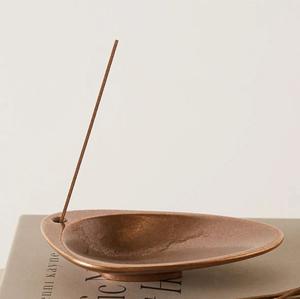 Incensario de metal ovalado poco profundo con abertura en ángulo para varillas, diseñado para recoger cenizas de forma limpia y crear rituales modernos y tranquilos. - Product Image 1