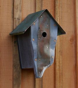 Casa de pájaros de metal única con un techo protector impermeable ideal para jardines y césped al aire libre - Product Image 4