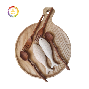 Estatuilla de pez de madera asequible, hecha a mano de madera de alta calidad, ideal para agregar un toque de elegancia a su decoración - Product Image 6