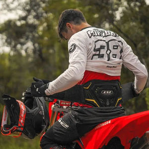 Cinturón Lumbar Ajustable de Neopreno LS2 Koku, Soporte Cómodo para la Espalda para Motociclistas, Ideal para Viajes Largos - Product Image 3