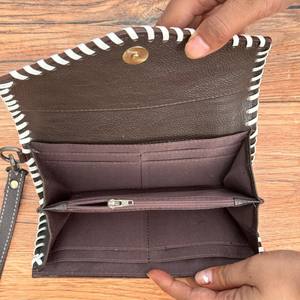 Pochette de portefeuille à sculpter usinée à la main de style occidental Portefeuille en fourrure de vachette de couleur noire élégante Multi utilise un nouveau design d'embrayage - Product Image 5