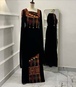 Thobe palestinien vintage en satin brodé à la main, motifs de point de croix complexes, silhouette droite, longueur genou - Product Image 1