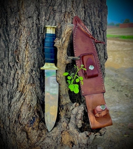 Couteau de camping artisanal en acier à haute teneur en carbone 1095, lame partiellement dentelée, manche en cuir noir empilé, multifonction, durable - Product Image 1