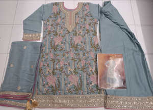 Tenue de soirée en Georgette d'excellente qualité avec paillettes et broderie miroir Salwar Suit - Product Image 6