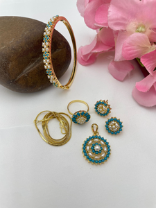 Joli ensemble de pendentifs ajustables pour filles et femmes, médaillon de perles classiques, bijoux élégants en laiton pour toutes les occasions. - Product Image 5