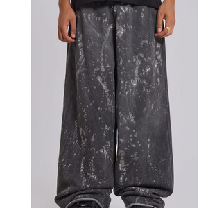 Pantalones Deportivos Holgados de Algodón 100% Gris Desgastado, Cintura Alta, Bordados, Elásticos, Estilo Casual - Product Image 4