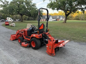 Mini tracteur Kubota 4x4 avec chargeur frontal et tondeuse arrière, rouge, pour jardin - Product Image 2