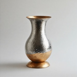 Jarrón de diseñador NovaBloom, jarrón de Metal de diseño con acabado de bronce alto Opulent Grace, exquisito acento hecho a mano para decoración del hogar - Product Image 1