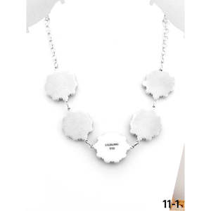 Collar de Plata de Ley y Turquesa Blanca Estilo Suroeste con Cadenas de Cuentas y Patrones Clásicos de Flores, Anclas y Números - Product Image 4