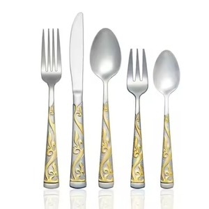 Ensemble de couverts en métal de la plus haute qualité, qui ajoute une touche de raffinement aux plats les plus simples faits maison. - Product Image 1