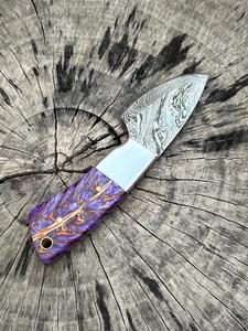 Cuchillo de acero de Damasco hecho a mano, personalizable, funda de piel de vaca OEM con mango de madera epoxi para caza - Product Image 3