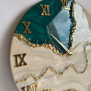 RELOJ DE PARED DE RESINA DE HERRAMIENTAS CON Reloj de pared de diseño artístico único hecho a mano Arte de resina de La India - Product Image 2