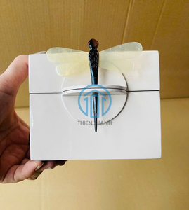 กล่องเก็บของเคลือบเงาสีขาวลายผีเสื้อ งานเพ้นท์มือ สำหรับใส่ของขวัญและตกแต่งบ้าน - Product Image 2