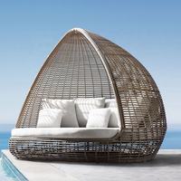 Ensemble de lit de jour extérieur moderne en forme de larme avec coussin, canapé de relaxation de luxe en osier pour jardin, bord de piscine, villa et cour
