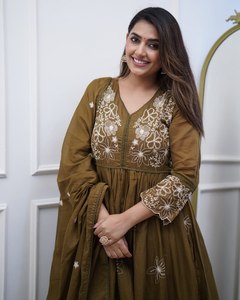 Vestido acampanado bordado de lujo, Vestido largo de diseñador para mujer, traje étnico indio para ocasiones especiales, precio al por mayor - Product Image 2