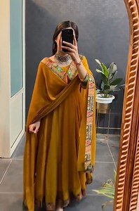 Les plus beaux kurtis traditionnels indiens en rayonne de coton avec Chikankari Work Kurtis et broderie Work Pent pour les femmes - Product Image 6