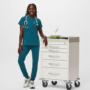 Uniformes de enfermera de alta calidad para hospitales médicos, uniformes de cuello simulado con dos bolsillos delanteros tejidos personalizados - Product Image 1