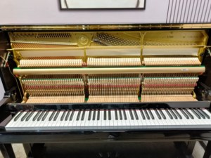 Piano Vertical Yamaha U100 Usado, Calidad Japonesa, Rendimiento Profesional, Listo para el Escenario, Sonido Claro y Potente U1 - Product Image 6