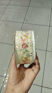 Lacets brodés à la machine en tissu de base blanc sur mesure en design floral et plusieurs couleurs pour robes de mariée de 2 pouces - Product Image 2