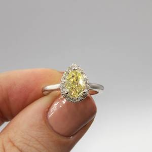 Anillo de compromiso de Halo CZ amarillo corte Pera de 10x7mm en plata chapada en oro | Classic Solitaire Pave Joyería nupcial - Product Image 1