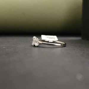 Elegante Anillo de Compromiso de Moissanita con Tres Piedras, Corte Ovalado, Oro Sólido de 18 Quilates, Acero Inoxidable, Certificado IGI, para Regalo de Cumpleaños - Product Image 4