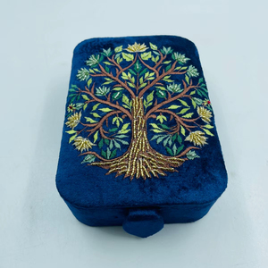 Boîte de rangement rectangulaire en velours et tissu imitation bois, design arbre, brodée à la main, personnalisable en couleur et taille, pour bijoux - Product Image 1