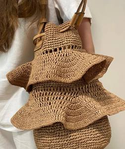 Sac seau en raphia de luxe avec volants Aurelia, sac fourre-tout écologique d'été fait à la main avec des détails en cuir, design unique - Product Image 3