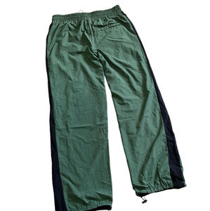 เสื้อแจ็คเก็ตกันลมไนลอนสีพื้นแบบยูนิเซ็กซ์ทันสมัย ทรงปกติ กระชับรูปร่าง ปลายแขนและขาเสื้อแบบหลวม คุณภาพดี มีตัวล็อคที่ปลายแขนและขาเสื้อ - Product Image 3