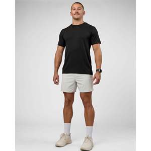 Camiseta AeroFLX+ de Punto Sin Costuras - Negra, Corte Ajustado, Transpirable, Antiarrugas, con Logotipo Estampado - Product Image 3