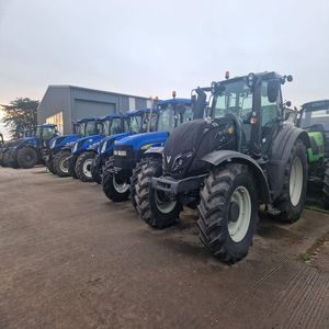 Tractor Valtra de fabricación europea, tractor de rueda agrícola 4WD de 240HP, económico con componente de núcleo de motor de alta calidad y caja de cambios - Product Image 2