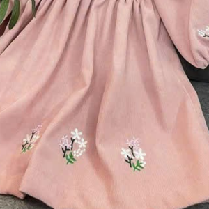 Vestido de lino suave hecho a mano para niñas pequeñas, estilo informal para el primer cumpleaños de niños pequeños, OEM hecho en Vietnam - Product Image 5