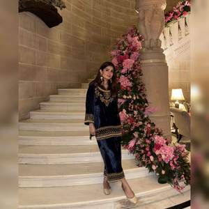 Conjunto de Salwar Kameez de Terciopelo Ecológico Antra Lifestyle, Estilo Urbano con Estampado Floral Tradicional, Secado Rápido para Fiestas - Product Image 1