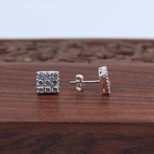 ต่างหูสตั๊ดทรงสี่เหลี่ยมที่มีตารางของเพทายสีขาวประกายพื้นผิวสีเงินทำด้วยมือเพื่อความสง่างามเหนือกาลเวลาและความเย้ายวนใจในชีวิตประจำวัน - Product Image 2