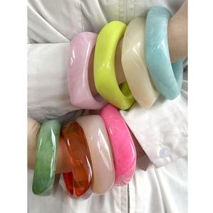 Brazaletes Ligeros de Resina Impermeables para Mujer, Superficie Brillante, Colores Personalizados, Joyería Cómoda y a la Moda para Uso Diario y Negocios - Product Image 3