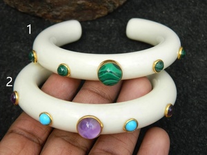 Brazalete de resina hecho a mano, brazalete de Color marfil con piedras preciosas - Product Image 2