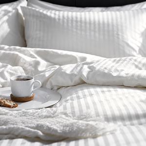 Parure de lit rayée pour hôtel, couleur blanche, 300TC, 4 pièces, drap-housse, taies d'oreiller, housse de couette, style hôtel - Product Image 1
