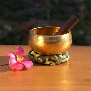 Ensemble de bols chantants tibétains en laiton faits à la main pour la guérison sonore des chakras, le yoga et la méditation - Product Image 6