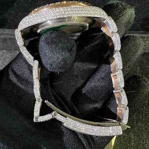 Reloj de Lujo con Moissanita Estilo Romano Arcoíris, Esfera Completamente Adornada, Acero Inoxidable de Dos Tonos, Fecha, Unisex - Product Image 5