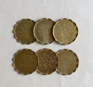 Posavasos de metal con diseño real antiguo que añade una experiencia de servicio de café lujosa, impresionando a los invitados durante eventos especiales. - Product Image 2