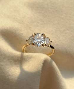 Bague de fiançailles en moissanite taille ovale brillante, or jaune 14 carats, trois pierres, bague de mariée de luxe, bijoux fins pour elle - Product Image 2