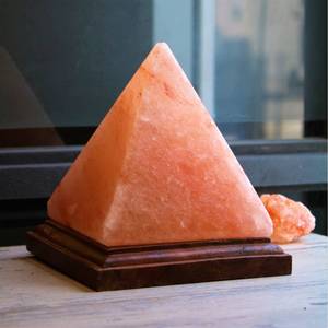 Lampe en forme de pyramide en sel rose de l'Himalaya naturel, bienfaits pour la santé, sel rose ionisant, lumière d'ambiance pour les passionnés de décoration et le bien-être en spa - Product Image 4