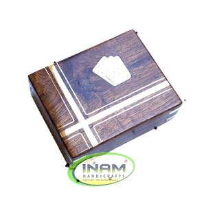 Boîte en bois antique belle et design faite à la main avec incrustation en laiton - Product Image 1