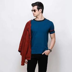 T-shirt en polyester essentiel avec panneau de manche pour les marques de vêtements, offrant une cohérence du tissu et une sensation confortable - Product Image 3